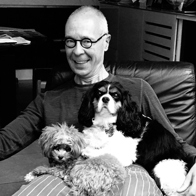 2匹の愛犬と一緒にくつろぐイェスパー・コール