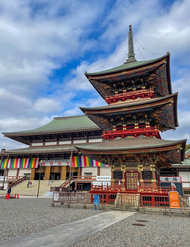 成田山新勝寺の三重塔と大本堂