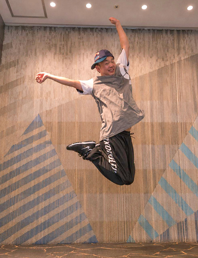 ダンスのレッスンで跳び上がる吉野 貴晶