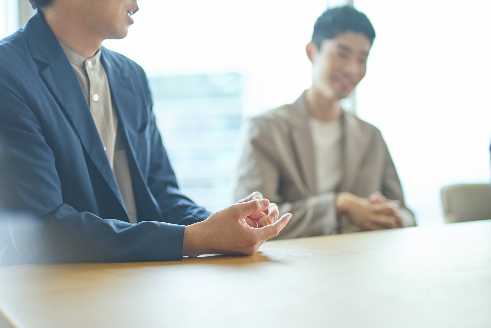 テーブルを囲んで語り合う鼎談の様子