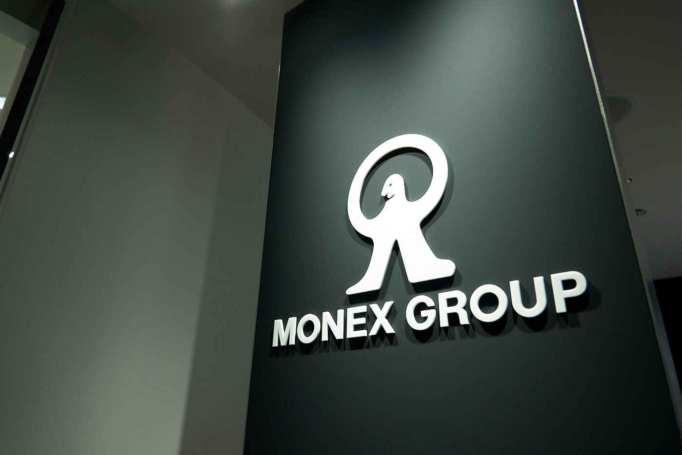 MONEX GROUP のロゴサイン